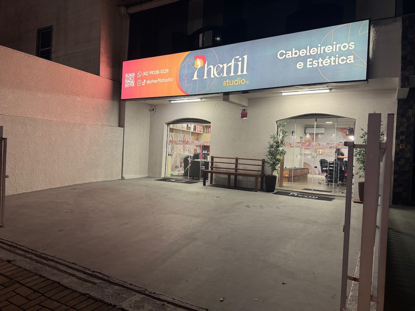 Fachada do Pherfil Studio, no Xaxim, à noite