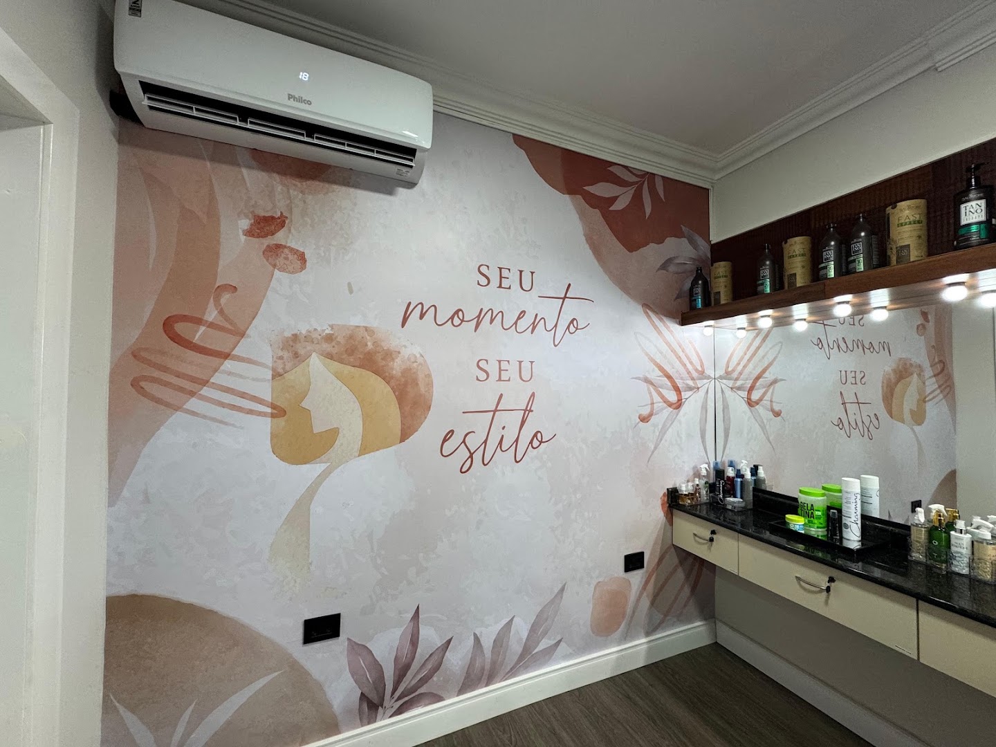 Bancada e espelho de atendimento dentro do Pherfil Studio, no Xaxim